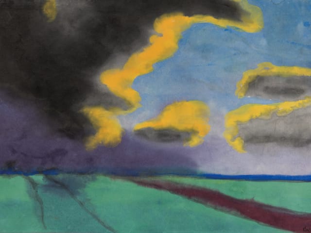 Eine leuchtend grüne Landschaft. Darüber Himmel mit gelb-schwarzen Wolken.
