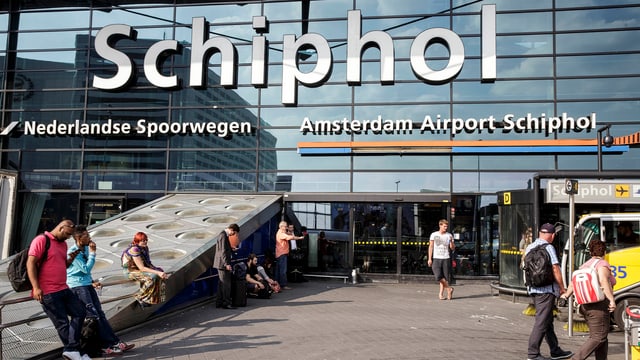 Flughafen-Eingang. Flughafen-Eingang.