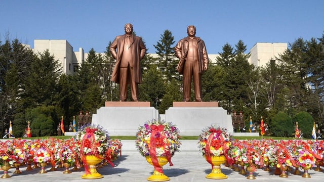 Kim Il Sung und Kim Jong Il, Statuen in Pjöngjang. Kim Il Sung und Kim Jong Il, Statuen in Pjöngjang.