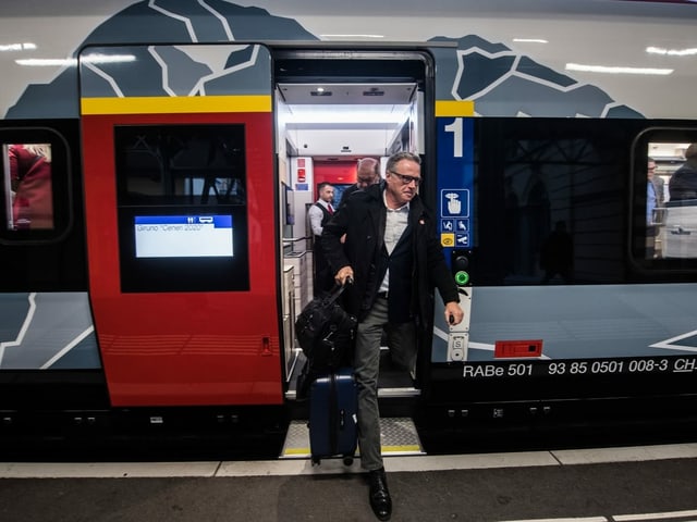 Mann steigt aus einem Zug. Mann steigt aus einem Zug.