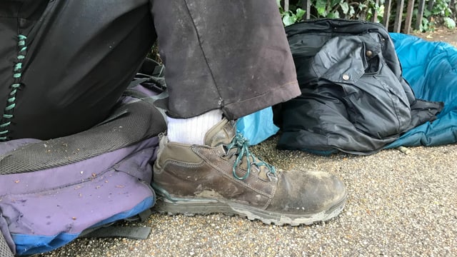 Gerrys Schuhe sind alt und löchrig. Gerrys Schuhe sind alt und löchrig.