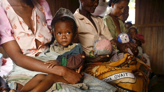 Frauen mit ihren Kindern in Madagaskar. Frauen mit ihren Kindern in Madagaskar.