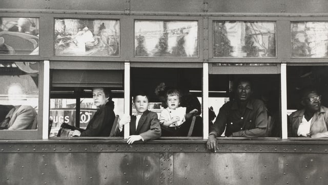 Ein Bus aus dessen Fenstern Menschen schauen. Ein Bus aus dessen Fenstern Menschen schauen.