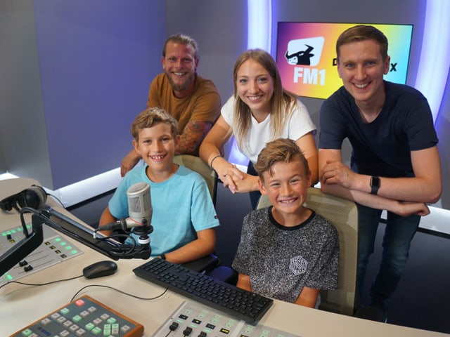 Gruppenfoto im FM1-Radiostudio. Gruppenfoto im FM1-Radiostudio.