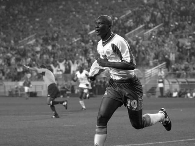 Papa Bouba Diop bejubelt das Siegtor gegen Frankreich an der WM 2002. Papa Bouba Diop bejubelt das Siegtor gegen Frankreich an der WM 2002.