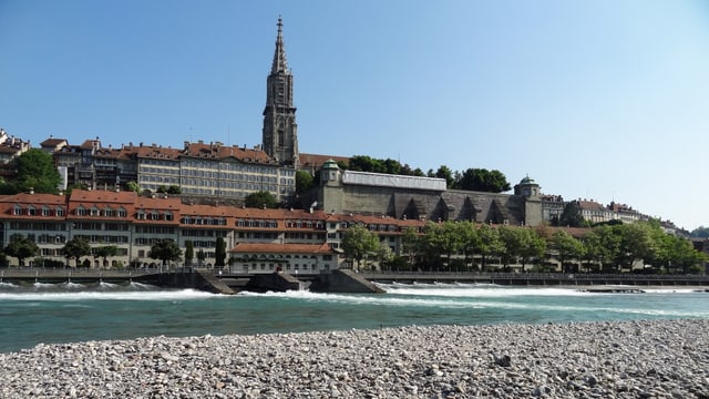 Die Aare mit der Berner Altstadt. Darüber blauer, wolkenloser Himmel. Die Aare mit der Berner Altstadt. Darüber blauer, wolkenloser Himmel.