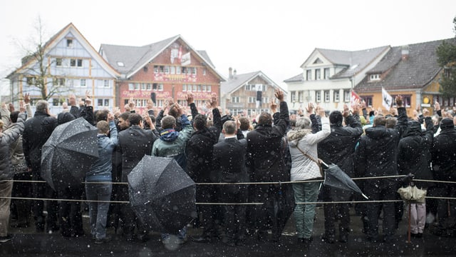 Landsgemeinde 2016, es schneit oder regnet, für die Abstimmung werden die Schirme geschlossen Landsgemeinde 2016, es schneit oder regnet, für die Abstimmung werden die Schirme geschlossen