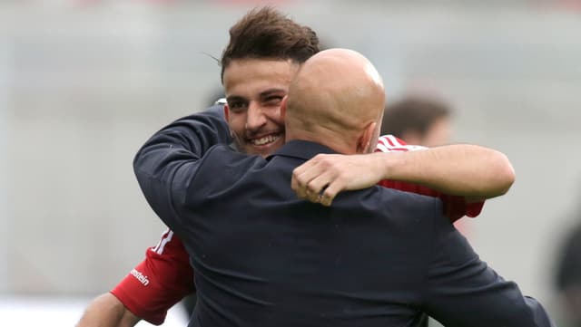 Contini und Aliji liegen sich in den Armen. Contini und Aliji liegen sich in den Armen.