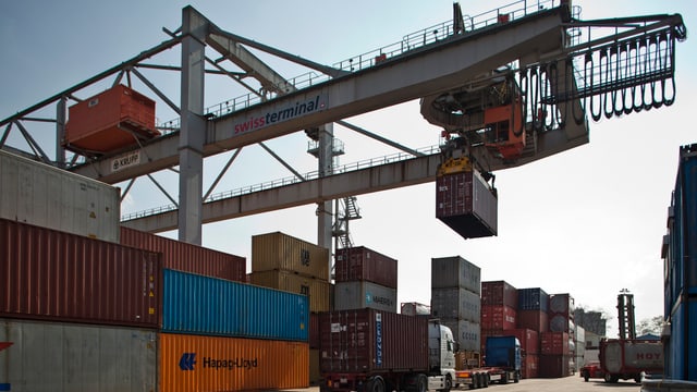 Container im Basler Rheinhafen Container im Basler Rheinhafen