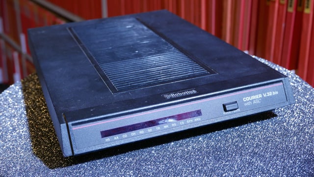 200 Seiten Bedienungsanleitung und irre teuer - ein US Robotics Modem. 200 Seiten Bedienungsanleitung und irre teuer - ein US Robotics Modem.