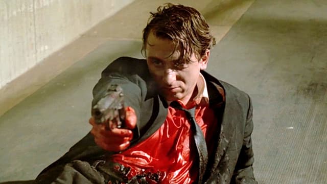 Man sieht Mr. Orange völlig blutig mit einer Pistole in der Hand. Man sieht Mr. Orange völlig blutig mit einer Pistole in der Hand.