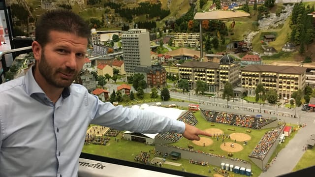 Geschäftsführer René Rüedi im neuen Teil von Smilestones, der unter anderem das Unspunnenfest zeigt. Geschäftsführer René Rüedi im neuen Teil von Smilestones, der unter anderem das Unspunnenfest zeigt.