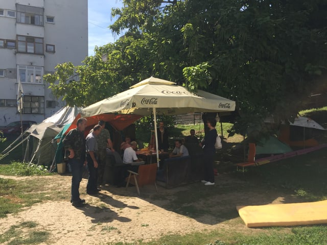 Das Protestcamp der Kriegsveteranen in Sarajewo. Das Protestcamp der Kriegsveteranen in Sarajewo.