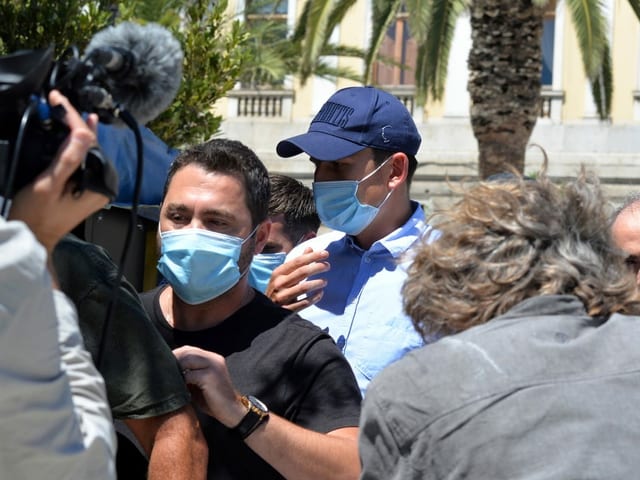Harry Maguire verlässt am Samstag das Gericht auf der griechischen Insel Syros. Harry Maguire verlässt am Samstag das Gericht auf der griechischen Insel Syros.