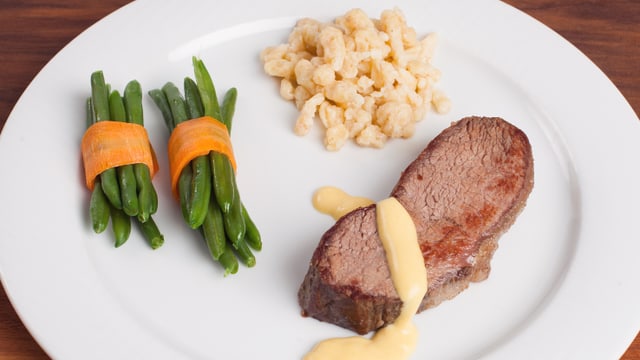 Entrecôte an Senfschaumsauce mit Urdinkelknöpfli und Bohnen. Entrecôte an Senfschaumsauce mit Urdinkelknöpfli und Bohnen.