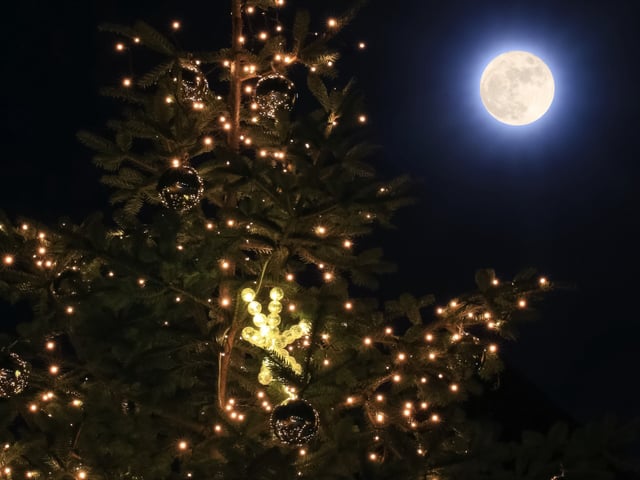 Seltenes Spektakel: Vollmond an Weihnachten bei wolkenlosem Himmel.