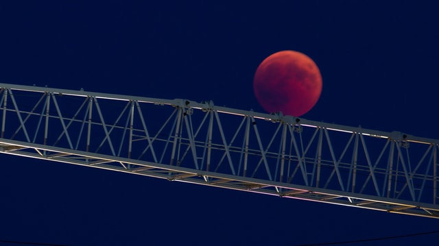 Der Mond über einem Kran.
