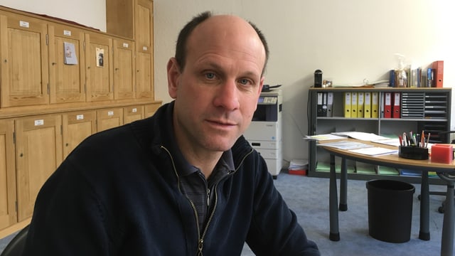 Daniel Albertin spera da retrair uschia svelt sco pussibel in nov center d'administraziun communal. Daniel Albertin spera da retrair uschia svelt sco pussibel in nov center d'administraziun communal.