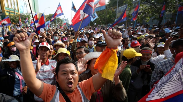 Dicht gedrängt ziehen Demonstranten durch Phnom Penh. Dicht gedrängt ziehen Demonstranten durch Phnom Penh.
