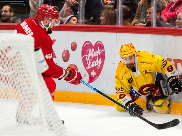 Fabian Heldner spediert den Puck hinter dem Tor weg, Mark Arcobello schuat auf den Knien zu. Fabian Heldner spediert den Puck hinter dem Tor weg, Mark Arcobello schuat auf den Knien zu.