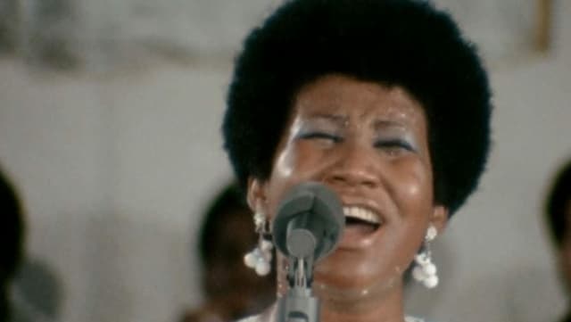 Eine afroamerikanische Frau singt ins Mikrofon. Eine afroamerikanische Frau singt ins Mikrofon.