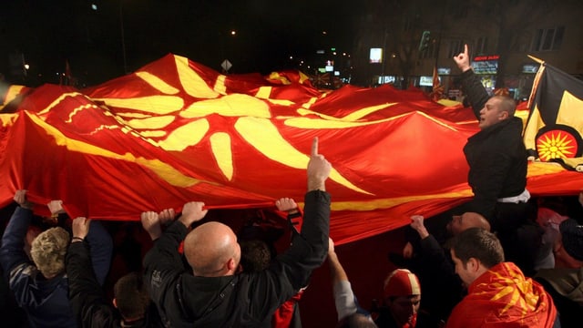 Nationalisten protestieren mit verbotener Flagge. Nationalisten protestieren mit verbotener Flagge.
