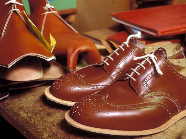 Rahmengenähte Budapester Schuhe in einer Londoner Werkstatt Rahmengenähte Budapester Schuhe in einer Londoner Werkstatt