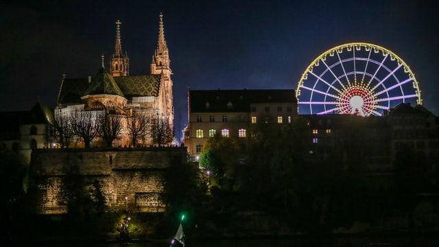 Blick in Basel auf Münster und violett-erleuchtetes Riesenrad. Blick in Basel auf Münster und violett-erleuchtetes Riesenrad.