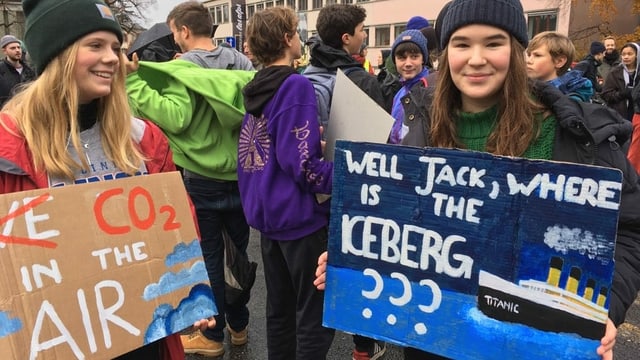 Zwei Mädchen halten Schilder mit Schriftzügen zum Klimaschutz in den Händen. Zwei Mädchen halten Schilder mit Schriftzügen zum Klimaschutz in den Händen.