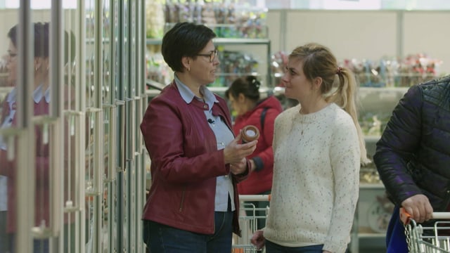 Zuckerlos einkaufen, ist eine Herausfoderung: Esther Rechsteiner zusammen mit Ernährungsberaterin Sophie Stirnimann auf Einkaufstour. Zuckerlos einkaufen, ist eine Herausfoderung: Esther Rechsteiner zusammen mit Ernährungsberaterin Sophie Stirnimann auf Einkaufstour.