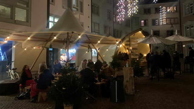 Zelte mit Sitzplätzen und Weihnachtsdecko. Zelte mit Sitzplätzen und Weihnachtsdecko.
