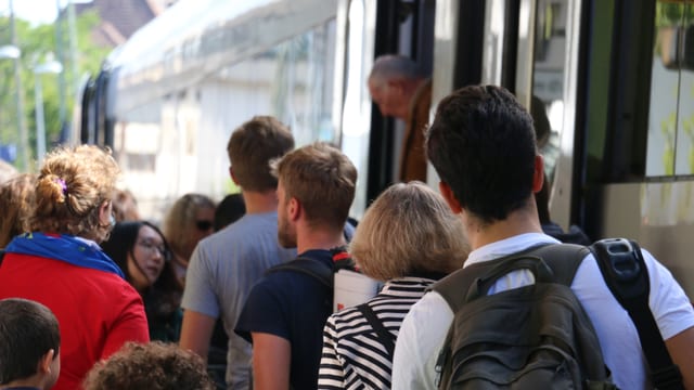 Viele Leute steigen am Bahnhof in Rastatt aus einem Bus aus. Viele Leute steigen am Bahnhof in Rastatt aus einem Bus aus.
