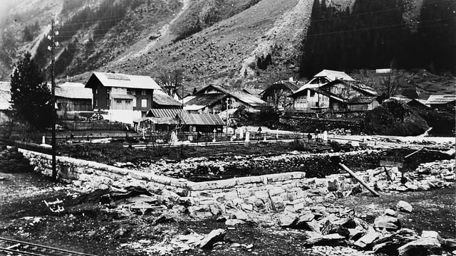 Schwarzweissfoto: Eine Baustelle vor einem Dorf. Schwarzweissfoto: Eine Baustelle vor einem Dorf.