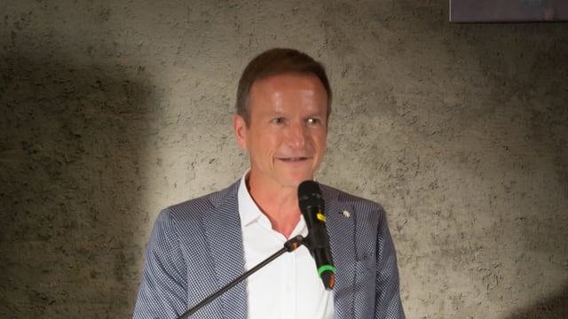 Mann vor Mikrofon Mann vor Mikrofon