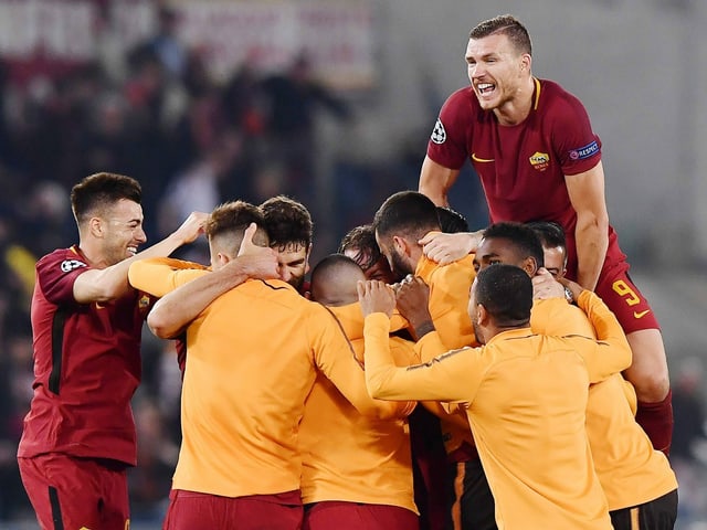 Edin Dzeko und Co. bejubeln die sensationelle Wende gegen Barcelona. Edin Dzeko und Co. bejubeln die sensationelle Wende gegen Barcelona.