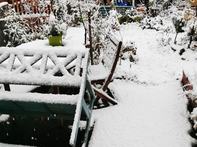 Schneebedeckter Gartensitzplatz in Liestal