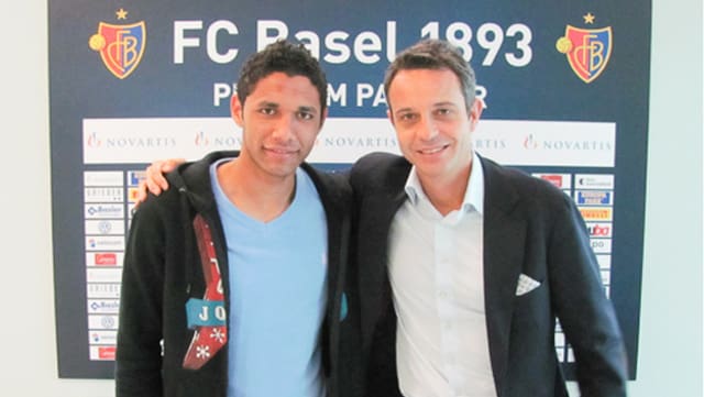 Bernhard Heusler legt dem neuen ägyptischen Spieler den Arm um die Schulter. Bernhard Heusler legt dem neuen ägyptischen Spieler den Arm um die Schulter.
