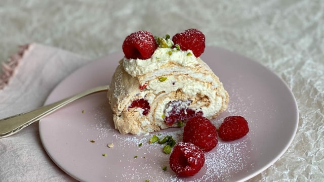 Meringue-Roulade mit Rahm-Mascarpone-Füllung und Himbeeren. Meringue-Roulade mit Rahm-Mascarpone-Füllung und Himbeeren.