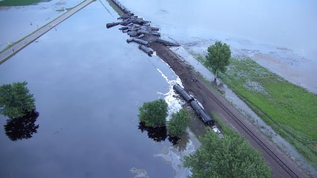 Luftaufnahme des verunglückten Zuges mit Waggons im Wasser. Luftaufnahme des verunglückten Zuges mit Waggons im Wasser.