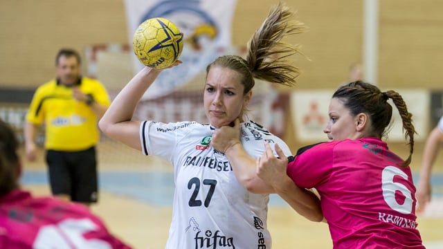 Kerstin Kündig am Ball wird von Patrizia Ramseier zurückgehalten. Kerstin Kündig am Ball wird von Patrizia Ramseier zurückgehalten.