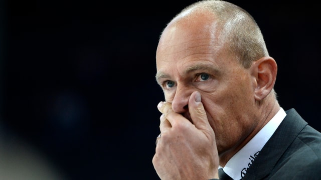 Hans Kossmann, bis Sonntag Cheftrainer von Fribourg-Gottéron, mit ratloser Miene. Hans Kossmann, bis Sonntag Cheftrainer von Fribourg-Gottéron, mit ratloser Miene.