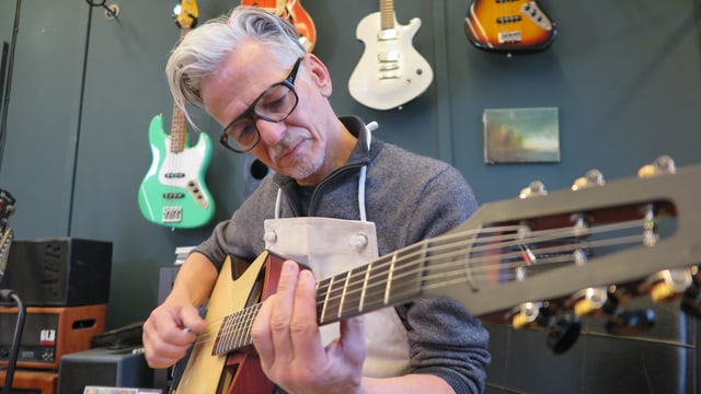 Pagelli mit Gitarre Pagelli mit Gitarre