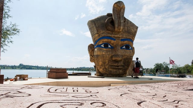 Blick über die Freichlichtbühne zum Pharaonenkopf, im Hintergrund der Pfäffikersee, aufgenommen wärend der Aufbauarbeiten.