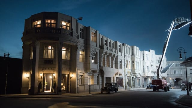 Für «Babylon Berlin» nachgebaute Häuserfassade in den Filmstudios Babelsberg. Für «Babylon Berlin» nachgebaute Häuserfassade in den Filmstudios Babelsberg.
