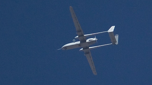 Drohnen-Flugzeug im blauen Himmel Drohnen-Flugzeug im blauen Himmel