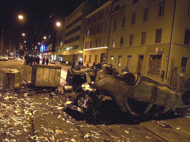 2001 wurde den Demonstranten der Zugang nach Davos verwehrt. Sie protestierten trotzdem – in Zürich. Dort kam es zu heftigen Auseinandersetzungen zwischen Polizei und WEF-Kritikern.