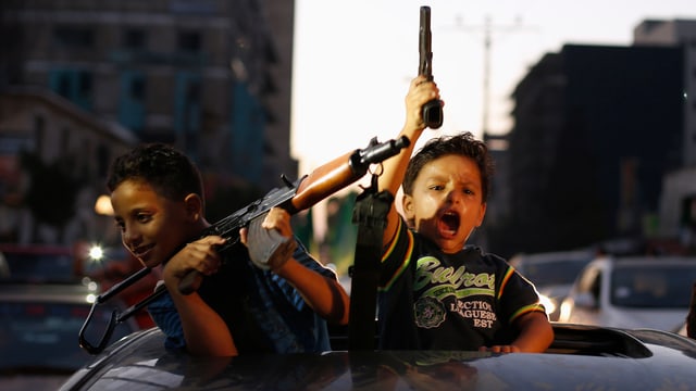 Kinder mit Waffen jubeln Kinder mit Waffen jubeln