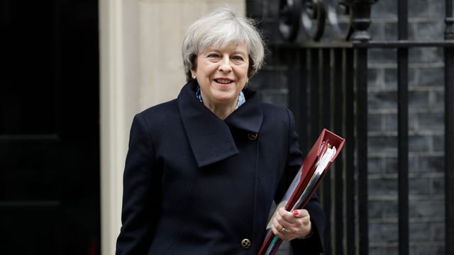 Die britische Premierministerin Thersa May mit einem Stapel Akten unter dem Arm. Die britische Premierministerin Thersa May mit einem Stapel Akten unter dem Arm.