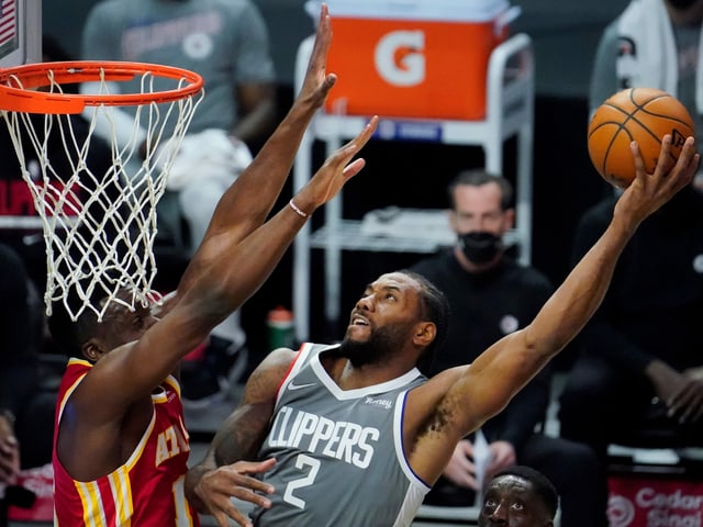 Clint Capela versucht Kawhi Leonard zu stoppen. Clint Capela versucht Kawhi Leonard zu stoppen.