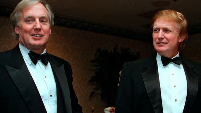 Robert Trump (sanester) e Donald Trump l'onn 1999 a New York. Robert Trump (sanester) e Donald Trump l'onn 1999 a New York.